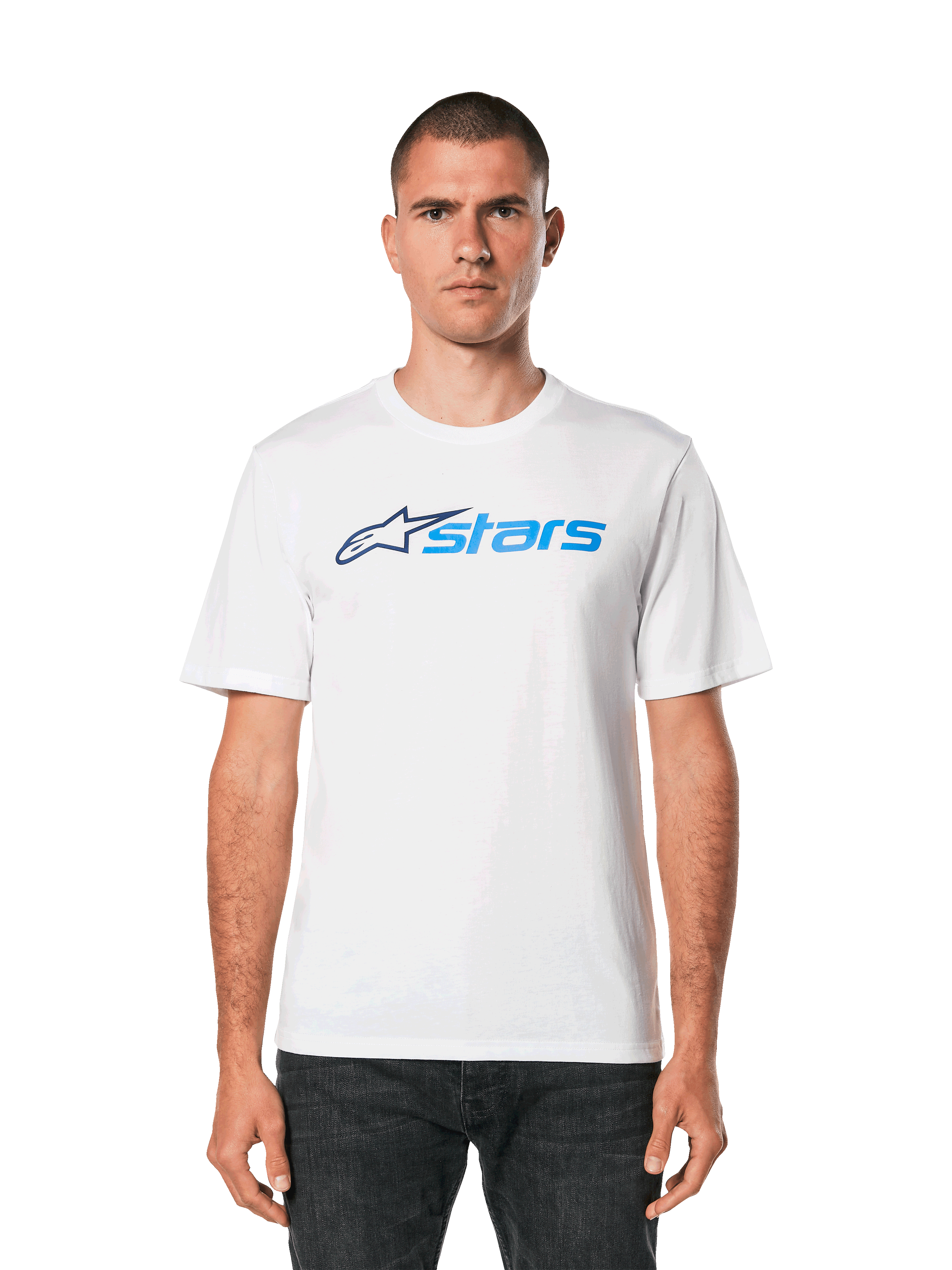 Alpinestars Blaze 2.0 CSF Tee, t-shirt bianca a maniche corte, grafica con logo Alpinestars blu, streetwear casual motorsport, indossata con jeans scuri