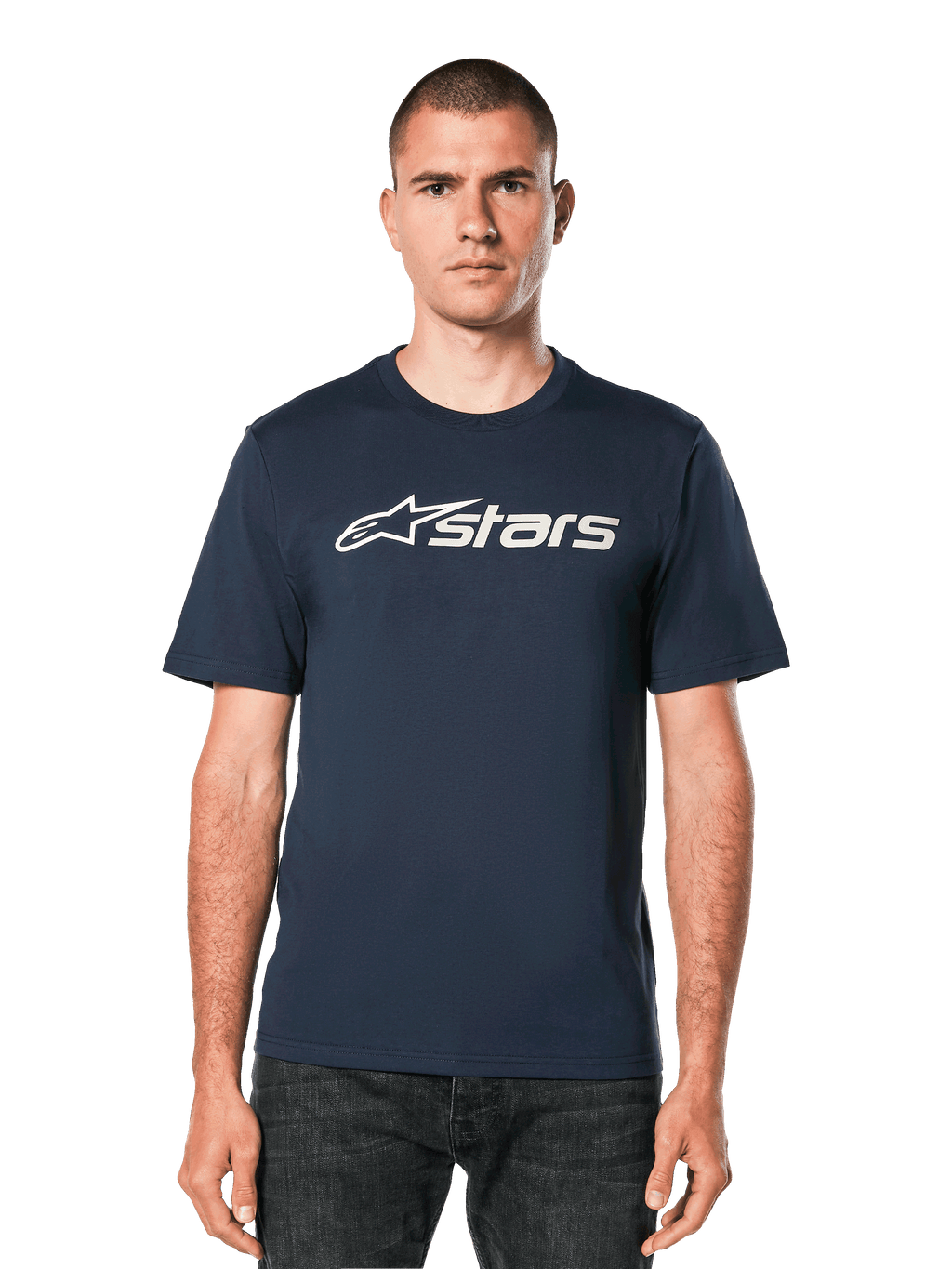 Alpinestars Blaze 2.0 CSF Tee, t-shirt a maniche corte blu navy con grafica logo Astars bianco, indossata da un uomo con jeans scuri, abbigliamento lifestyle motorsport casual