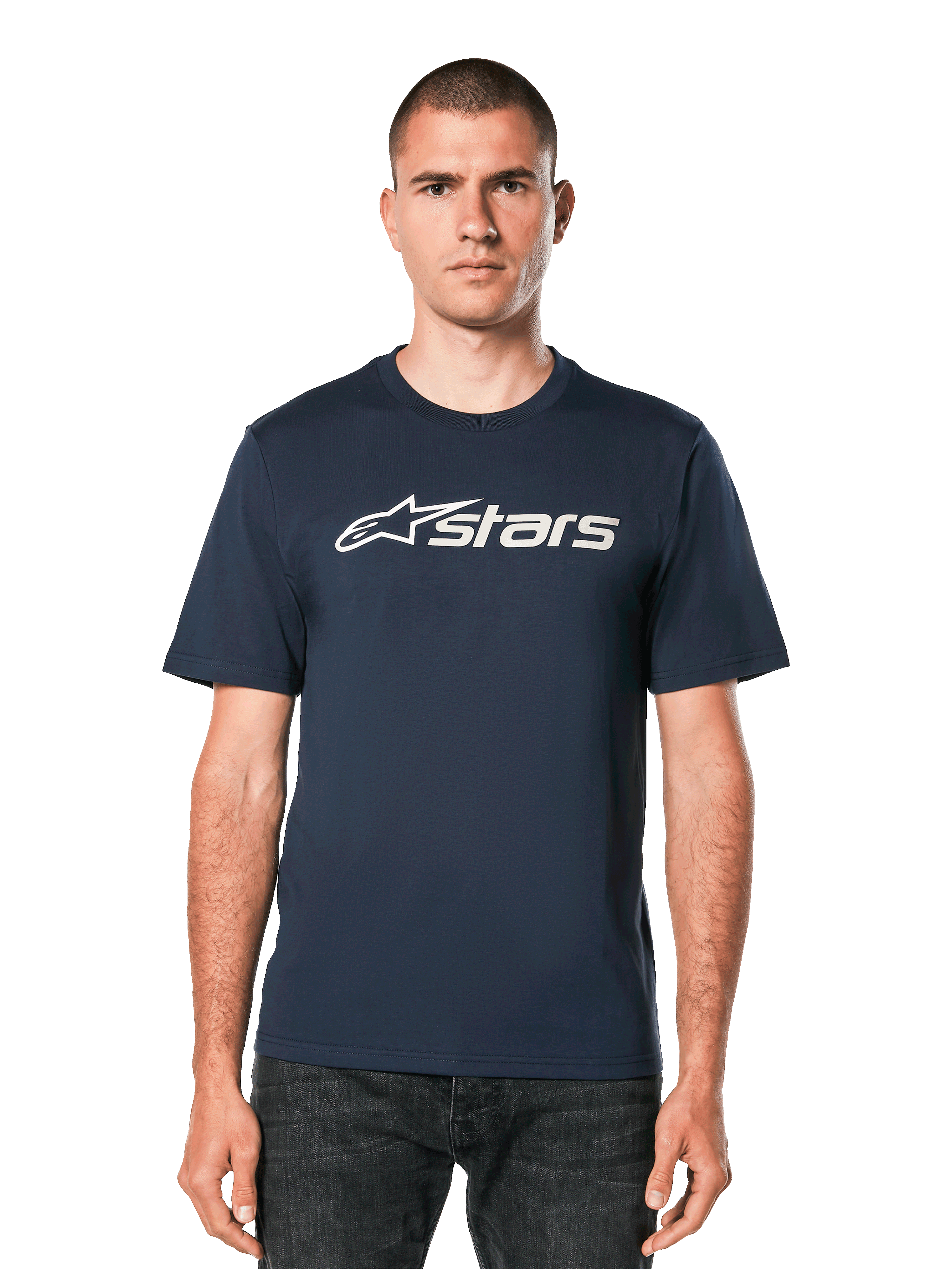 Alpinestars Blaze 2.0 CSF Tee, t-shirt a maniche corte blu navy con grafica logo Astars bianco, indossata da un uomo con jeans scuri, abbigliamento lifestyle motorsport casual