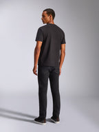 Alpinestars Blaze 2.0 CSF Tee, maglietta a maniche corte, nero, vista posteriore su modello, indossata con pantaloni neri, streetwear casual motorsport