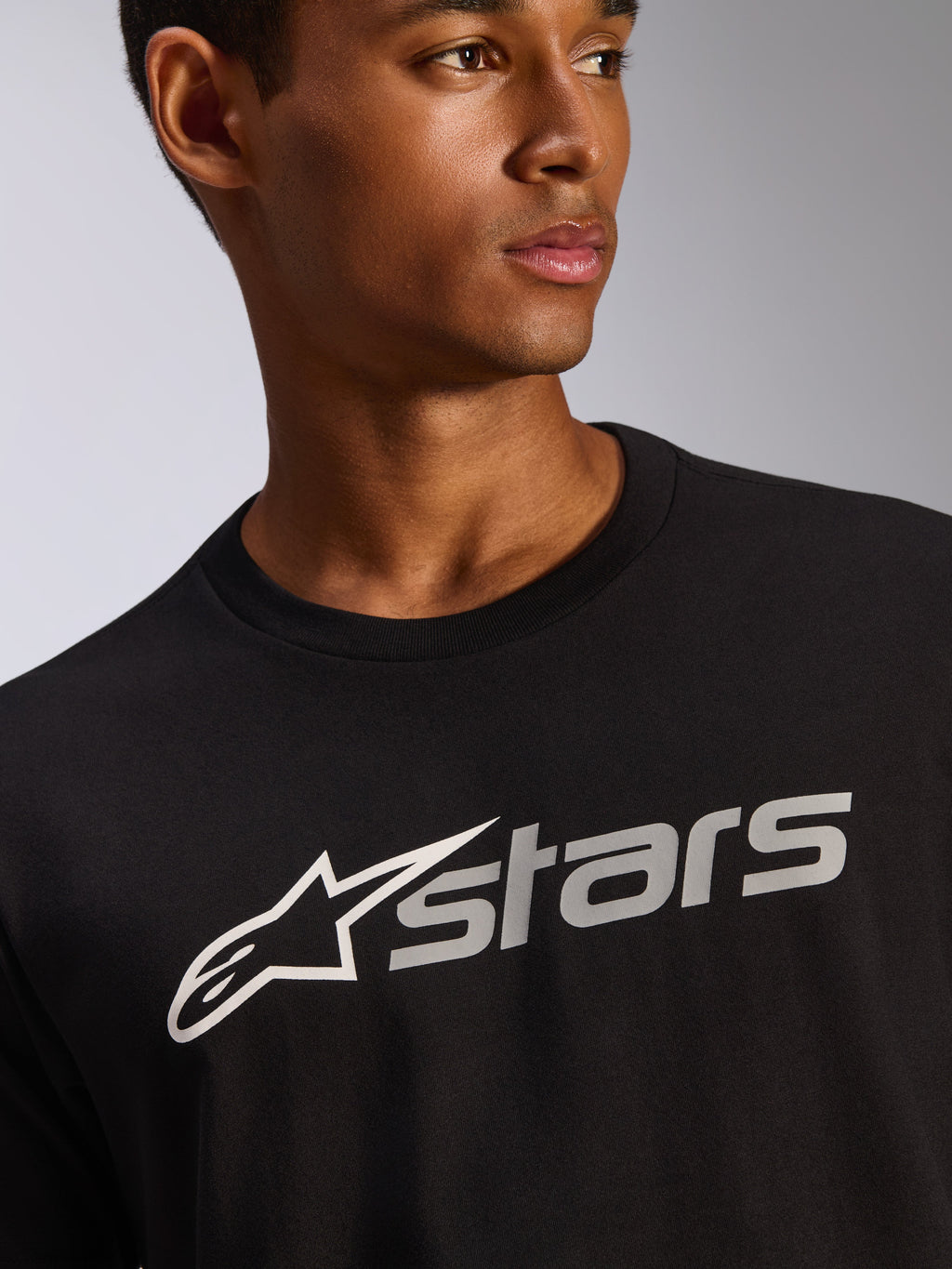 Alpinestars Blaze 2.0 CSF Tee, maglietta a maniche corte, nera, grafica con logo Astars bianco e grigio, streetwear casual motorsport, vista ravvicinata sul modello