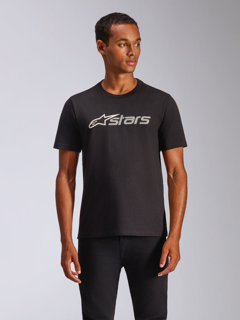 Alpinestars Blaze 2.0 CSF Tee, maglietta a maniche corte nera indossata da un modello, logo Alpinestars grigio e bianco sul petto, streetwear casual ispirato al motorsport
