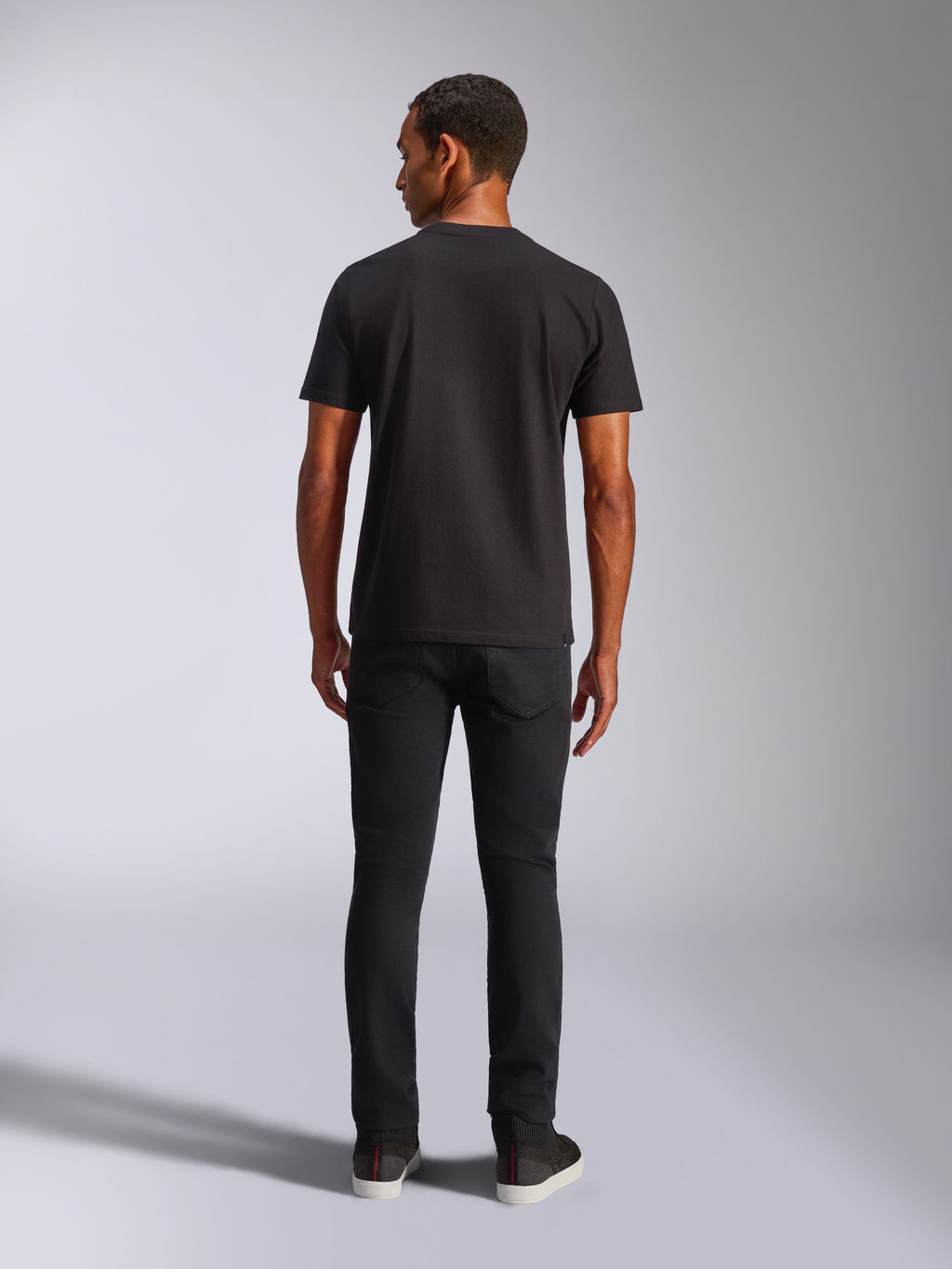 Alpinestars Blaze 2.0 CSF Tee, maglietta a maniche corte, nero, vista posteriore, indossata con jeans neri, abbigliamento casual streetwear ispirato al motorsport