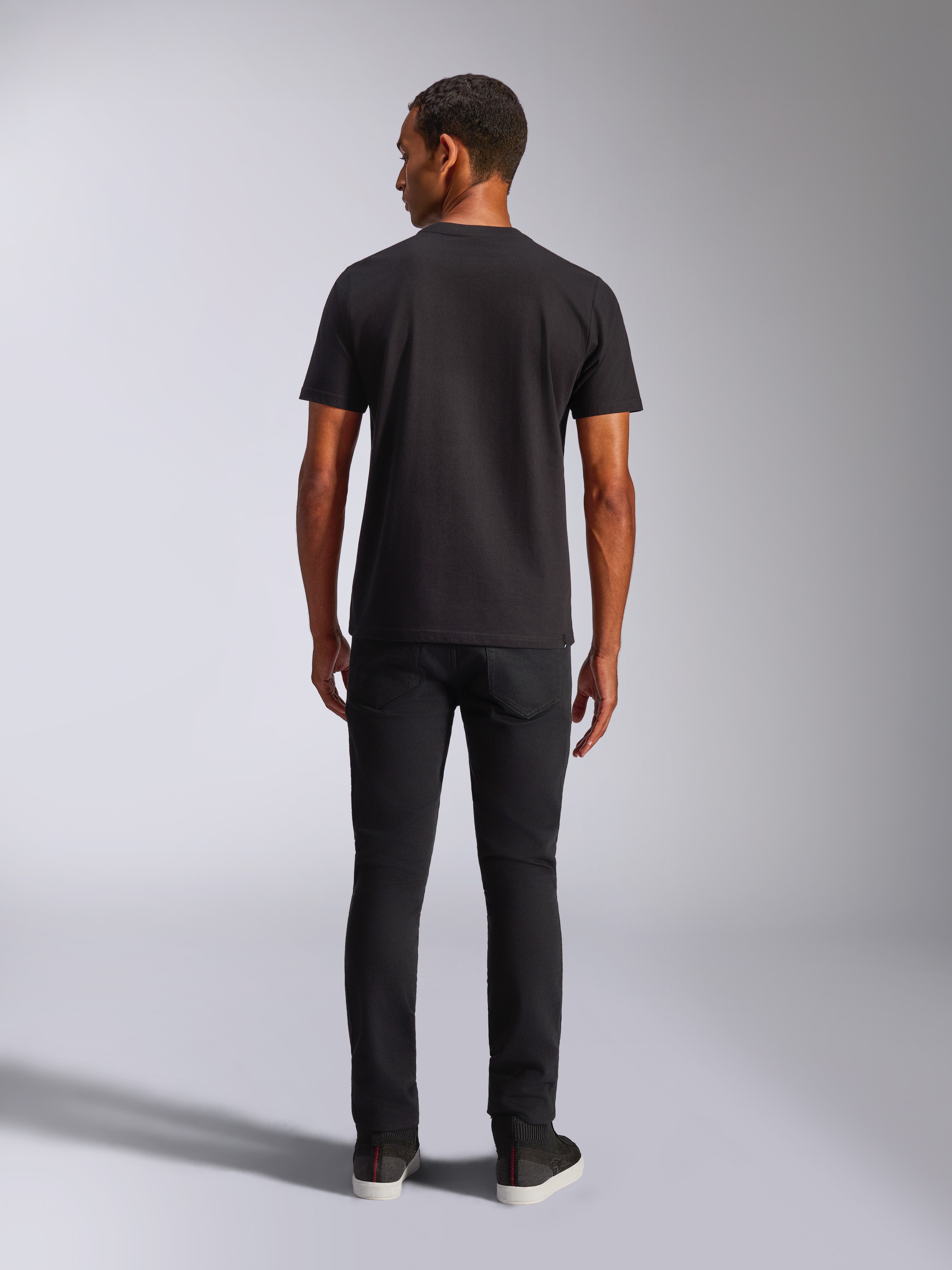 Alpinestars Blaze 2.0 CSF Tee, maglietta a maniche corte, nero, vista posteriore, indossata con jeans neri, abbigliamento casual streetwear ispirato al motorsport