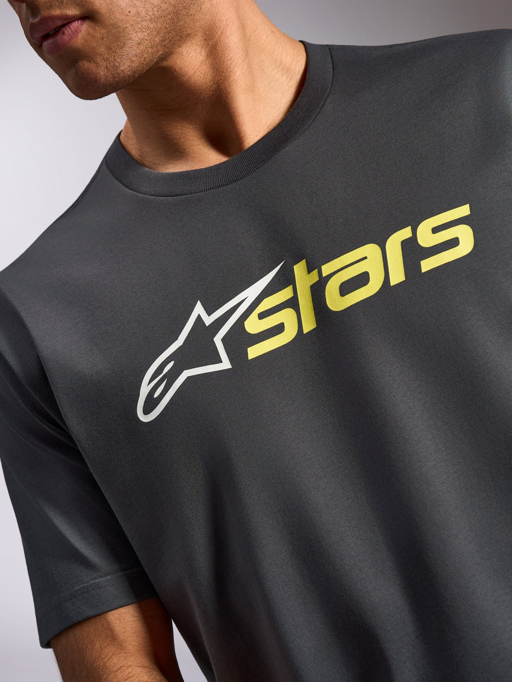 Alpinestars Blaze 2.0 CSF Tee, t-shirt a maniche corte, grigio antracite con grafica logo frontale in bianco e giallo hi-vis, abbigliamento sportivo casual motorsport