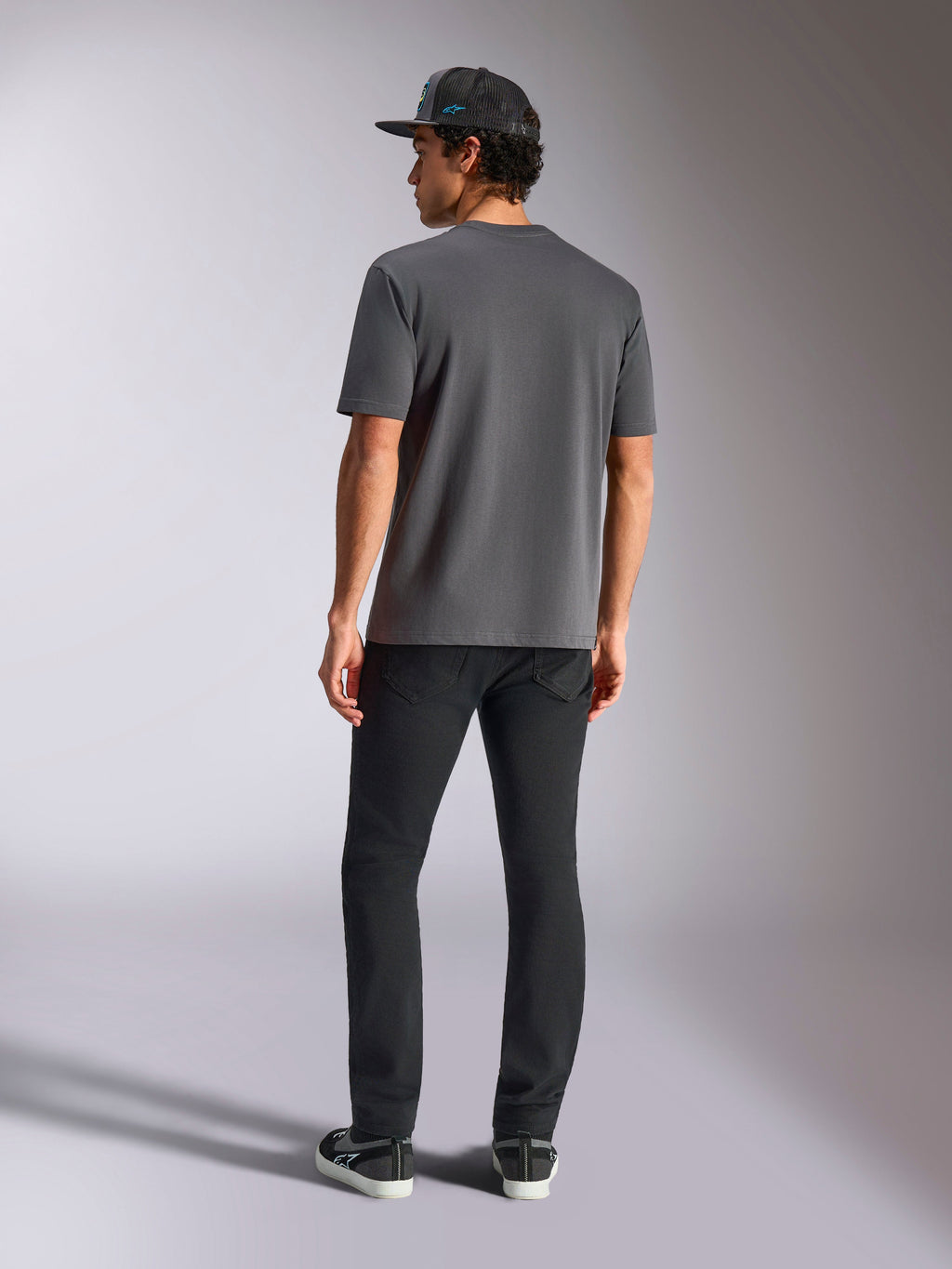 T-shirt Alpinestars Blaze 2.0 CSF, grigio antracite, vista posteriore, t-shirt a maniche corte, indossata con pantaloni neri e cappellino in mesh nero, streetwear casual motorsport