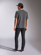 T-shirt Alpinestars Blaze 2.0 CSF, grigio antracite, vista posteriore, t-shirt a maniche corte, indossata con pantaloni neri e cappellino in mesh nero, streetwear casual motorsport