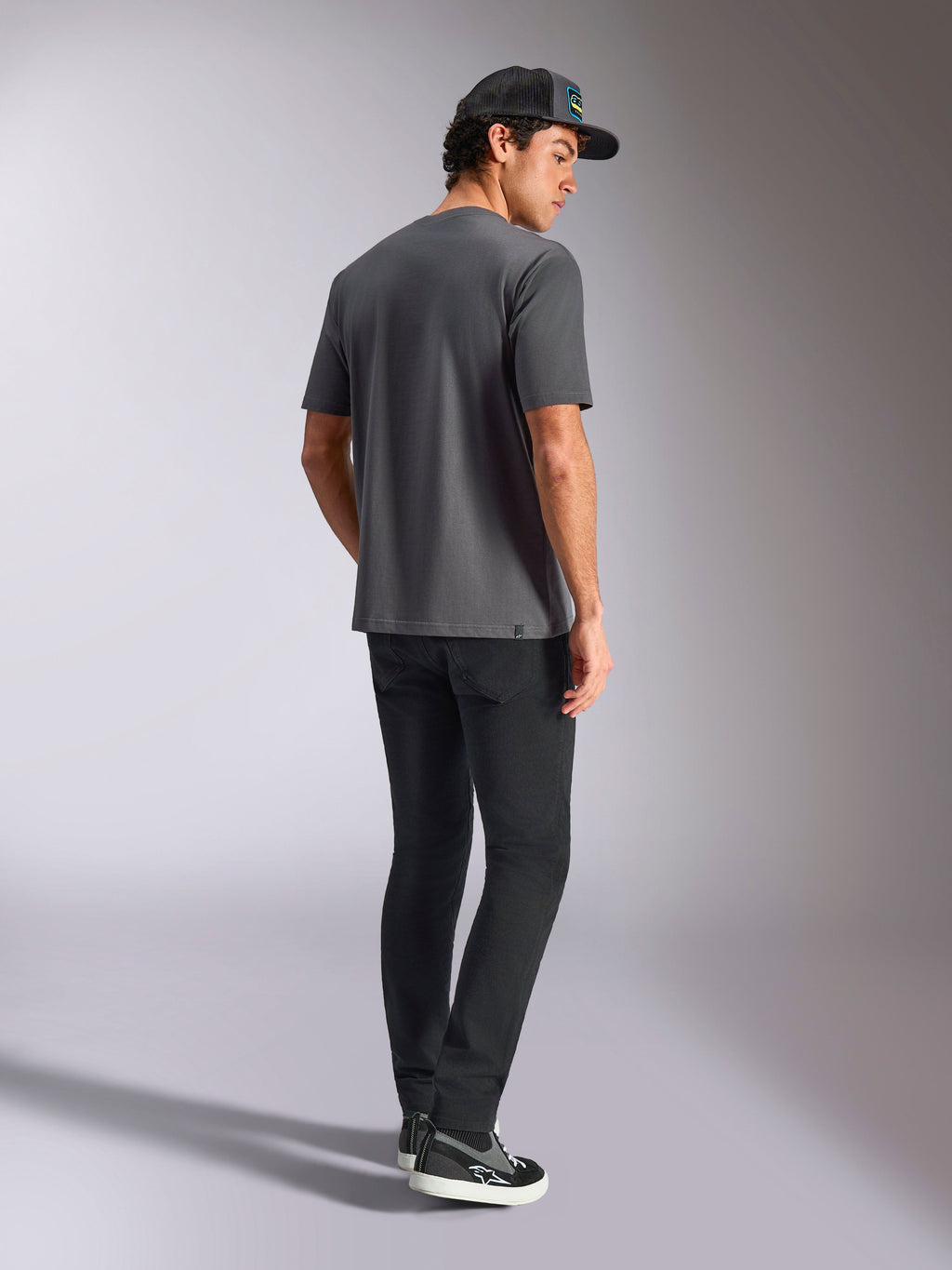 Alpinestars Blaze 2.0 CSF Tee, t-shirt a maniche corte, grigia, vista posteriore indossata da un modello con pantaloni neri e cappellino nero, streetwear casual motorsport