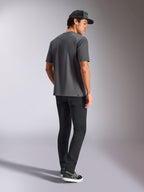 Alpinestars Blaze 2.0 CSF Tee, t-shirt a maniche corte, grigia, vista posteriore indossata da un modello con pantaloni neri e cappellino nero, streetwear casual motorsport