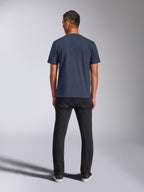 Alpinestars Blaze 2.0 CSF Tee, maglietta a maniche corte, blu navy, vista posteriore, indossata con pantaloni neri, abbigliamento casual motorsport streetwear