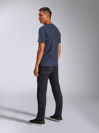 Alpinestars Blaze 2.0 CSF Tee, maglietta a maniche corte, blu navy, vista posteriore su modello, abbinata a pantaloni neri e sneakers, streetwear casual ispirato al motorsport