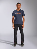 Alpinestars Blaze 2.0 CSF Tee, maglietta a maniche corte, blu navy con logo Astars bianco e arancione, indossata con pantaloni neri e sneakers nere, streetwear casual ispirato al motorsport