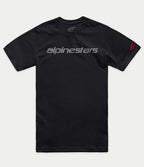 Alpinestars Linear Wordmark 2.0 CSF Tee, maglietta a maniche corte, nera, marchio lineare grigio sul davanti e logo Ageless rosso sulla manica, abbigliamento sportivo casual