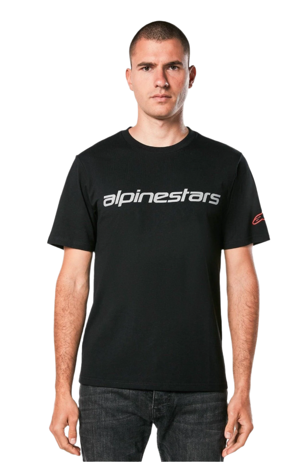 Alpinestars Linear Wordmark 2.0 CSF Tee, maglietta a maniche corte, nero, marchio lineare grigio sul petto e logo Ageless rosso sulla manica, indossata da un modello con jeans scuri, streetwear casual ispirato al motorsport