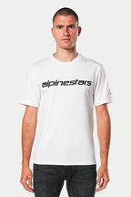 Alpinestars Linear Wordmark 2.0 CSF Tee, t-shirt a maniche corte, bianco con marchio lineare nero sul petto e logo rosso sulla manica, indossata da un modello con jeans scuri, abbigliamento streetwear casual motorsport