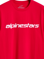 Alpinestars Linear Wordmark 2.0 CSF Tee, t-shirt a maniche corte, rossa, marchio lineare Alpinestars bianco sul petto, branding interno sul collo, abbigliamento casual motorsport streetwear