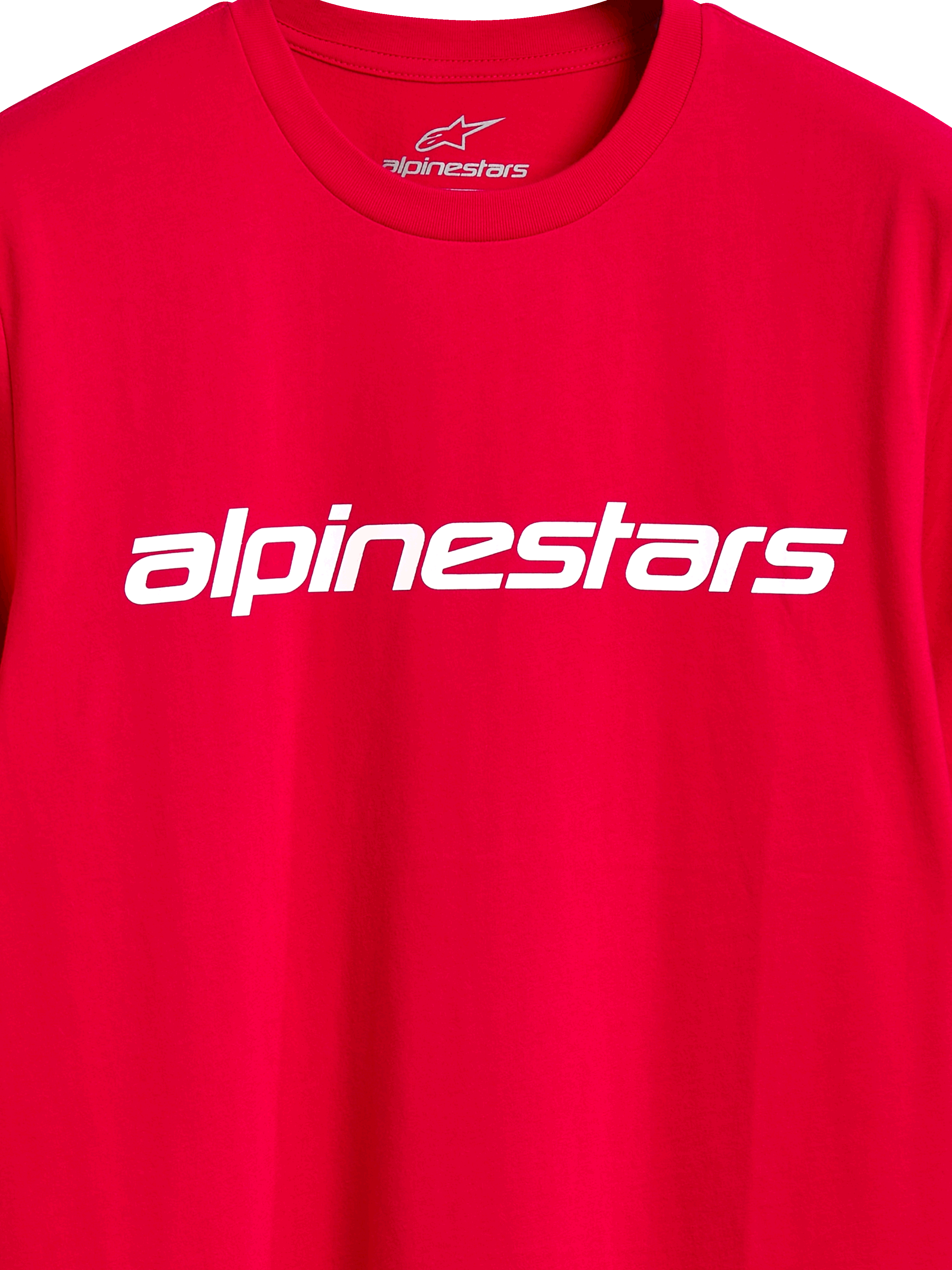 Alpinestars Linear Wordmark 2.0 CSF Tee, t-shirt a maniche corte, rossa, marchio lineare Alpinestars bianco sul petto, branding interno sul collo, abbigliamento casual motorsport streetwear