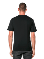 Alpinestars Ride 4.0 CSF Tee, vista posteriore, t-shirt nera a maniche corte, abbigliamento sportivo casual di ispirazione motorsport, indossata da un uomo con jeans scuri