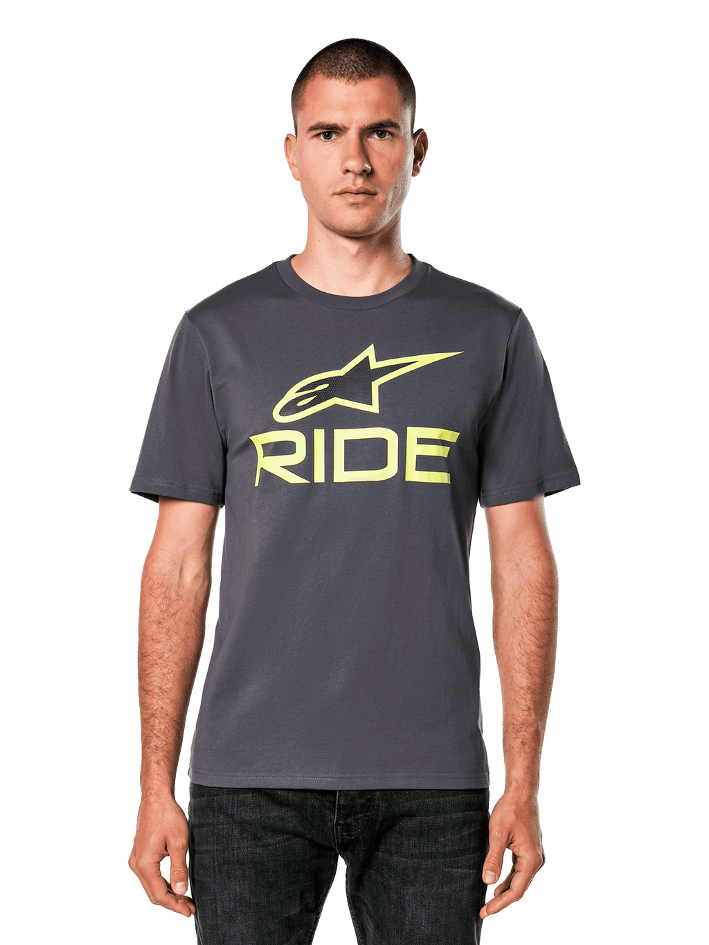 Alpinestars Ride 4.0 CSF Tee, maglietta a maniche corte, grigio scuro con logo Astars e scritta Ride in giallo lime, streetwear casual motorsport, indossata da un modello con jeans scuri su sfondo bianco