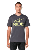 Alpinestars Ride 4.0 CSF Tee, maglietta a maniche corte, grigio scuro con logo Astars e scritta Ride in giallo lime, streetwear casual motorsport, indossata da un modello con jeans scuri su sfondo bianco