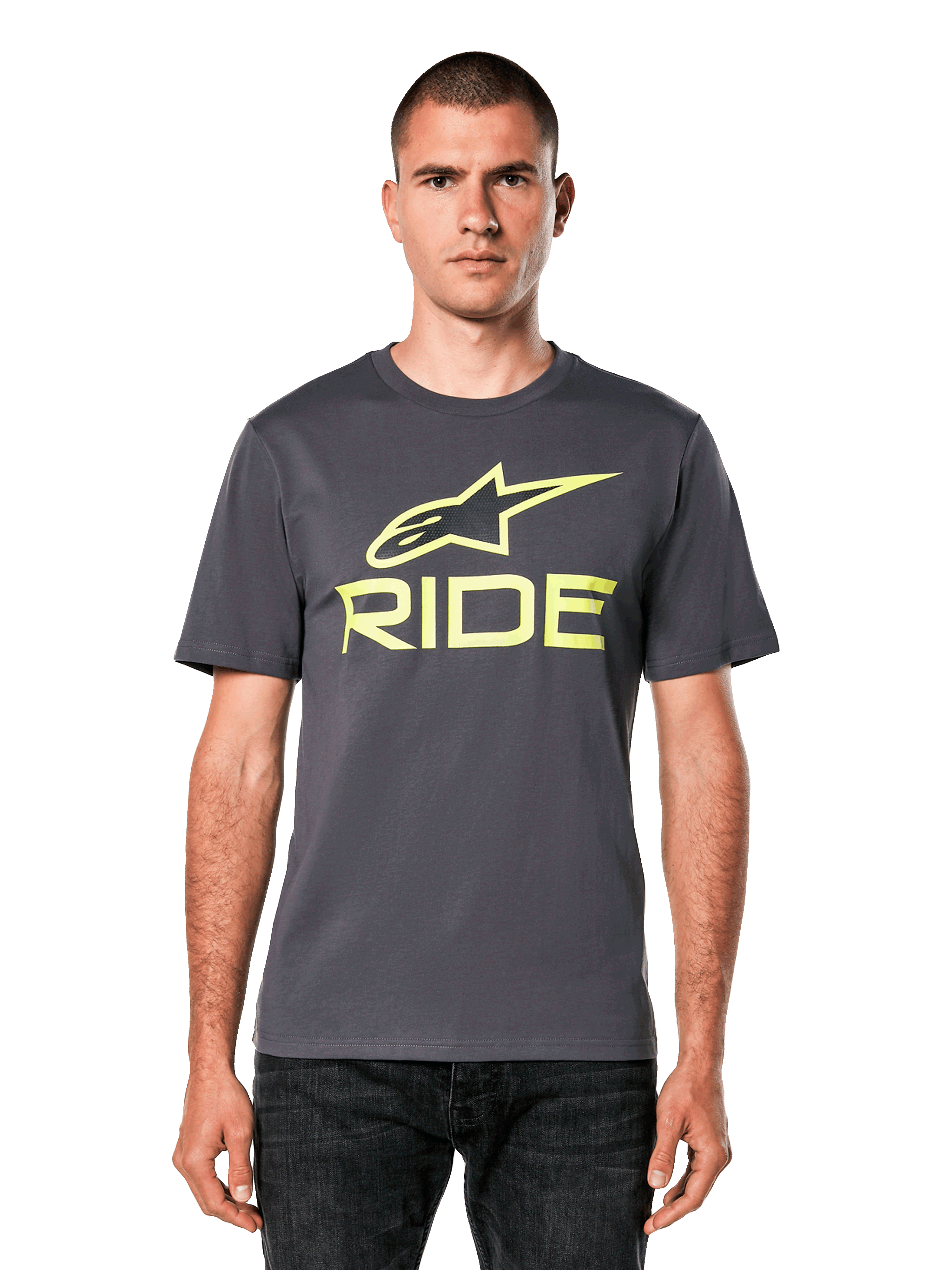 Alpinestars Ride 4.0 CSF Tee, maglietta a maniche corte, grigio scuro con logo Astars e scritta Ride in giallo lime, streetwear casual motorsport, indossata da un modello con jeans scuri su sfondo bianco