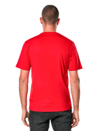 Alpinestars Ride 4.0 CSF Tee, t-shirt a maniche corte, rosso, vista posteriore su modello, tessuto rosso acceso con una piccola etichetta nera del marchio sull'orlo, abbigliamento casual motorsport streetwear