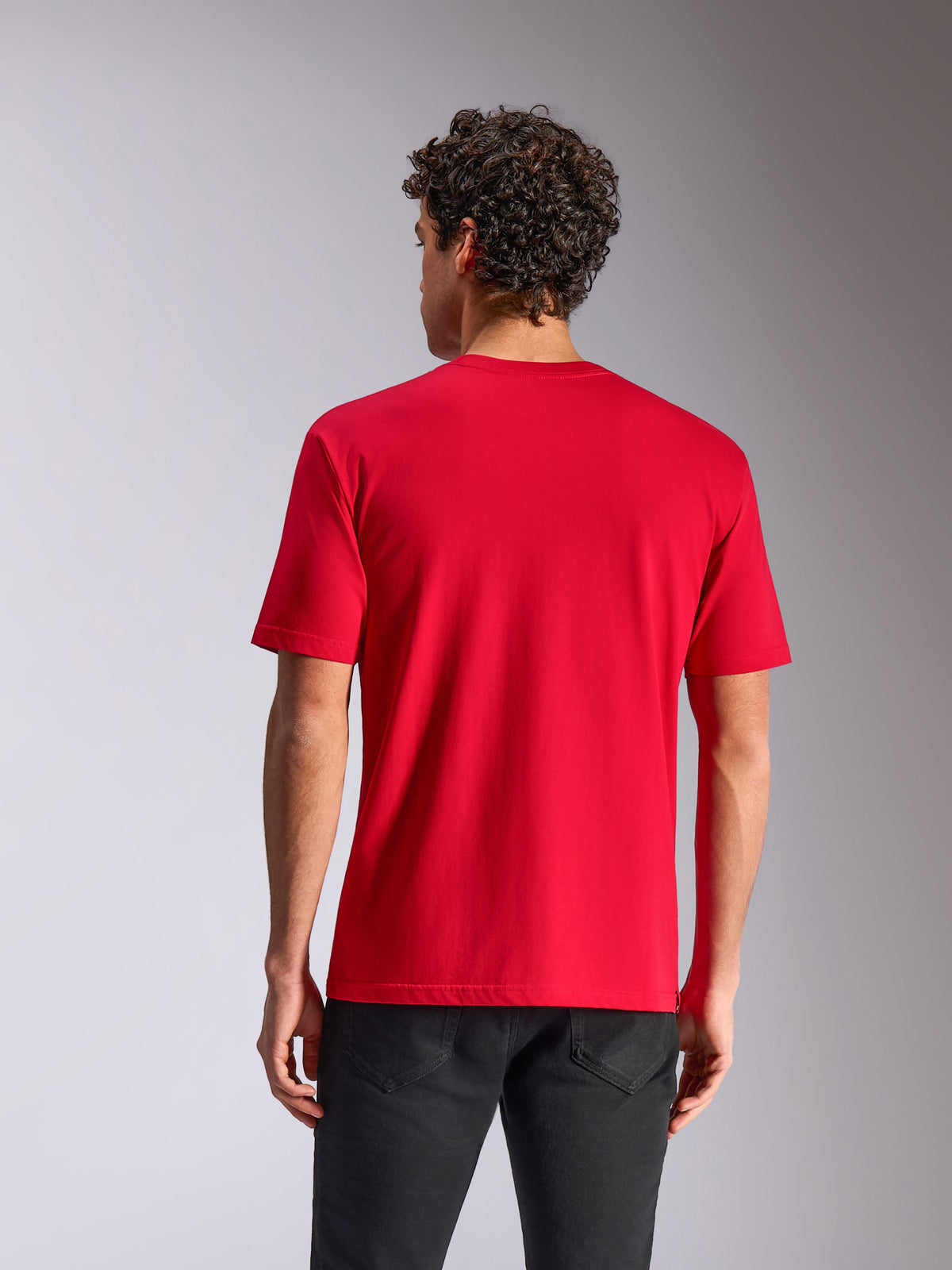 Alpinestars Ride 4.0 CSF Tee, vista posteriore, maglietta a maniche corte, rosso, streetwear casual ispirato al motorsport, indossata con pantaloni neri