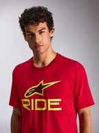 Alpinestars Ride 4.0 CSF Tee, t-shirt a maniche corte, rossa con logo Ride giallo fluo e nero, indossata da un modello, streetwear casual motorsport