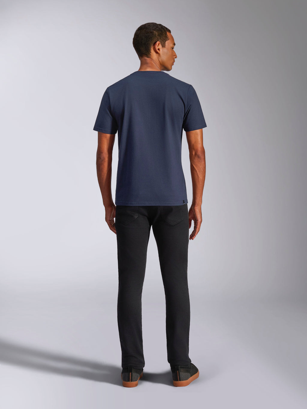 Alpinestars Ride 4.0 CSF Tee, t-shirt a maniche corte, blu navy, vista posteriore su modello, abbinata a jeans neri, streetwear casual ispirato al motorsport