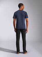 Alpinestars Ride 4.0 CSF Tee, t-shirt a maniche corte, blu navy, vista posteriore su modello, abbinata a jeans neri, streetwear casual ispirato al motorsport