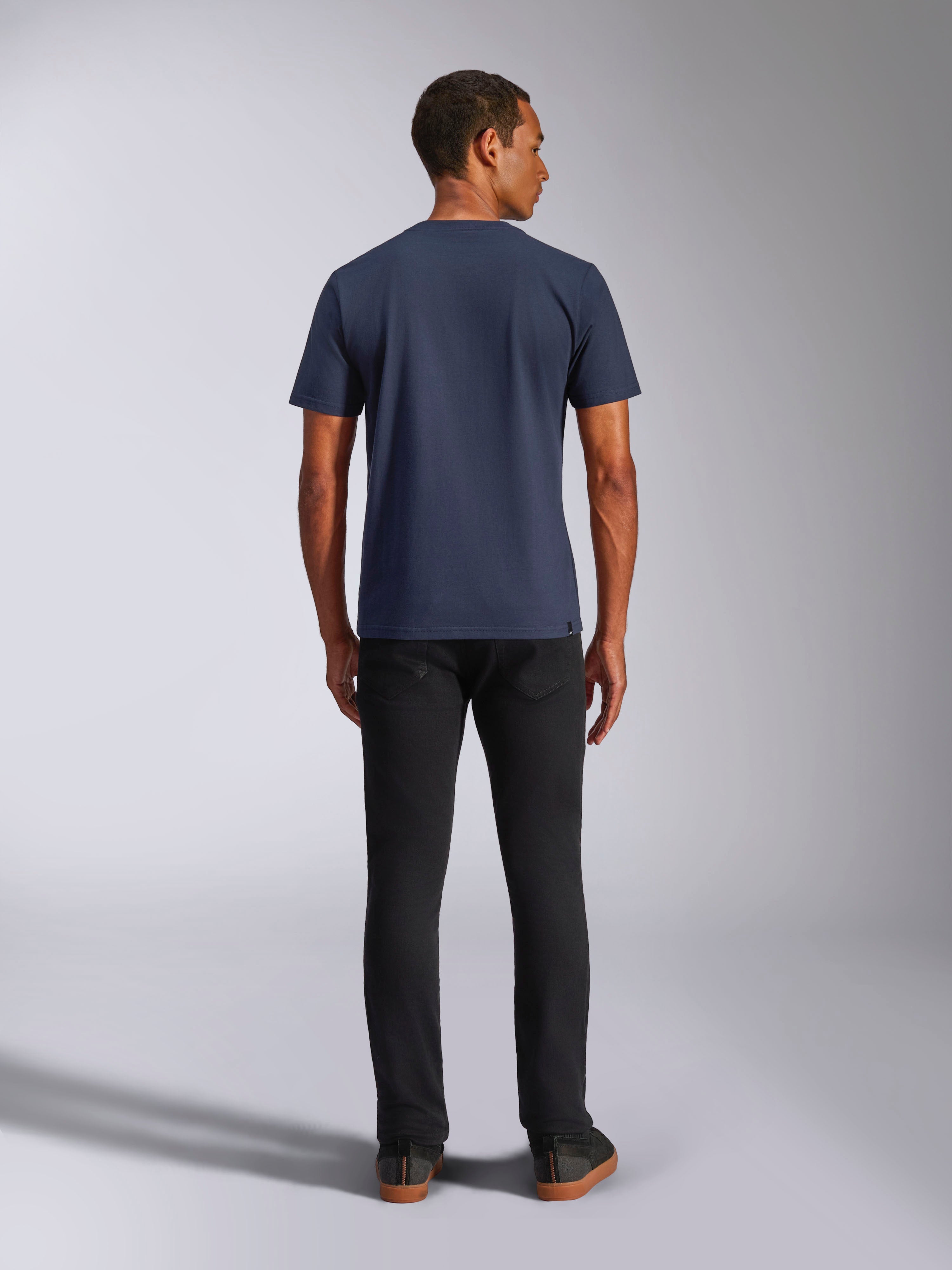 Alpinestars Ride 4.0 CSF Tee, t-shirt a maniche corte, blu navy, vista posteriore su modello, abbinata a jeans neri, streetwear casual ispirato al motorsport