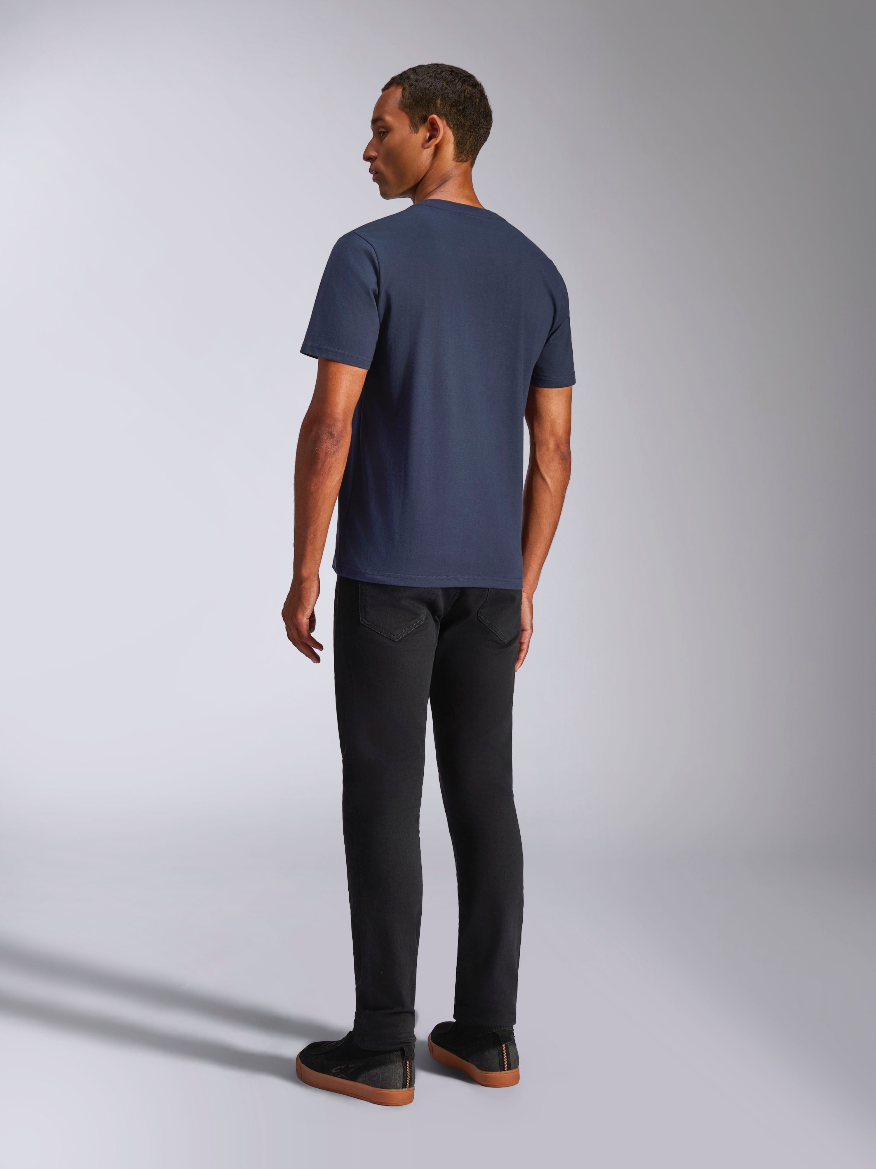 Alpinestars Ride 4.0 CSF Tee, blu navy, t-shirt a maniche corte, vista dal retro, indossata da un modello con pantaloni neri, abbigliamento lifestyle casual ispirato al motorsport