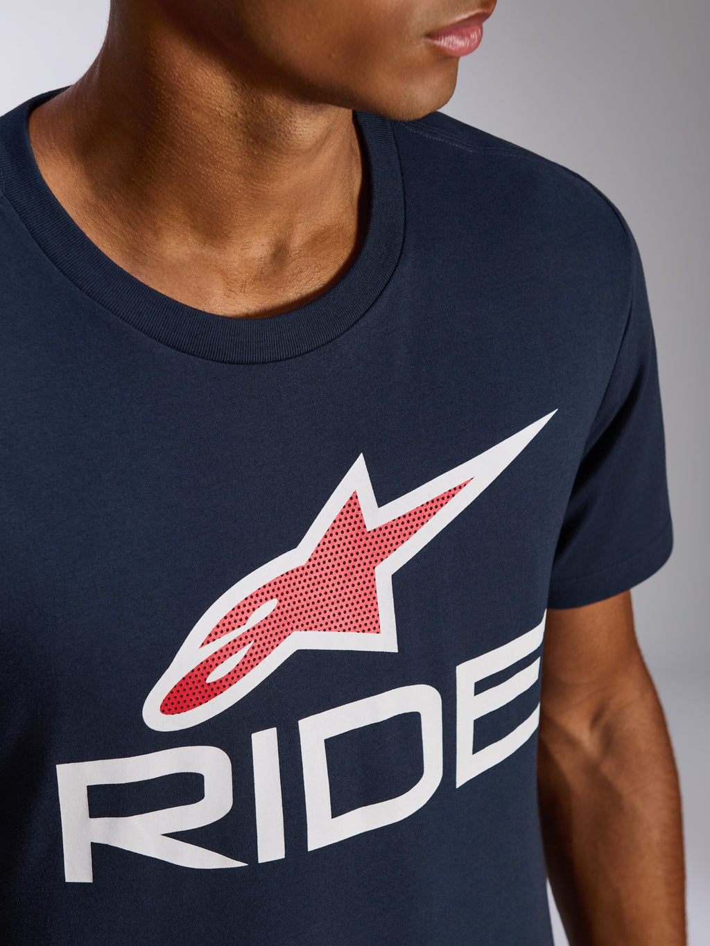 Alpinestars Ride 4.0 CSF Tee, maglietta a maniche corte, blu navy, caratterizzata da un logo a stella rosso e bianco e grande scritta 'RIDE' bianca, abbigliamento casual motorsport streetwear