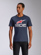 Alpinestars Ride 4.0 CSF Tee, maglietta a maniche corte, blu navy, logo Alpinestars rosso e bianco con scritta RIDE bianca, abbigliamento casual motorsport streetwear