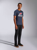 Alpinestars Ride 4.0 CSF Tee, maglietta a maniche corte, blu navy, logo RIDE bianco con stella Alpinestars rossa, indossata da un modello con pantaloni neri e sneakers, abbigliamento casual lifestyle motorsport