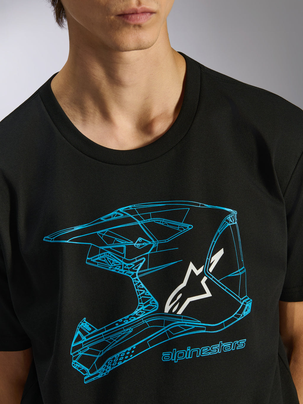 Alpinestars CSF Tee, t-shirt a maniche corte, nero, grafica blu di un casco da motocross con logo a stella bianco, abbigliamento casual motorsport streetwear