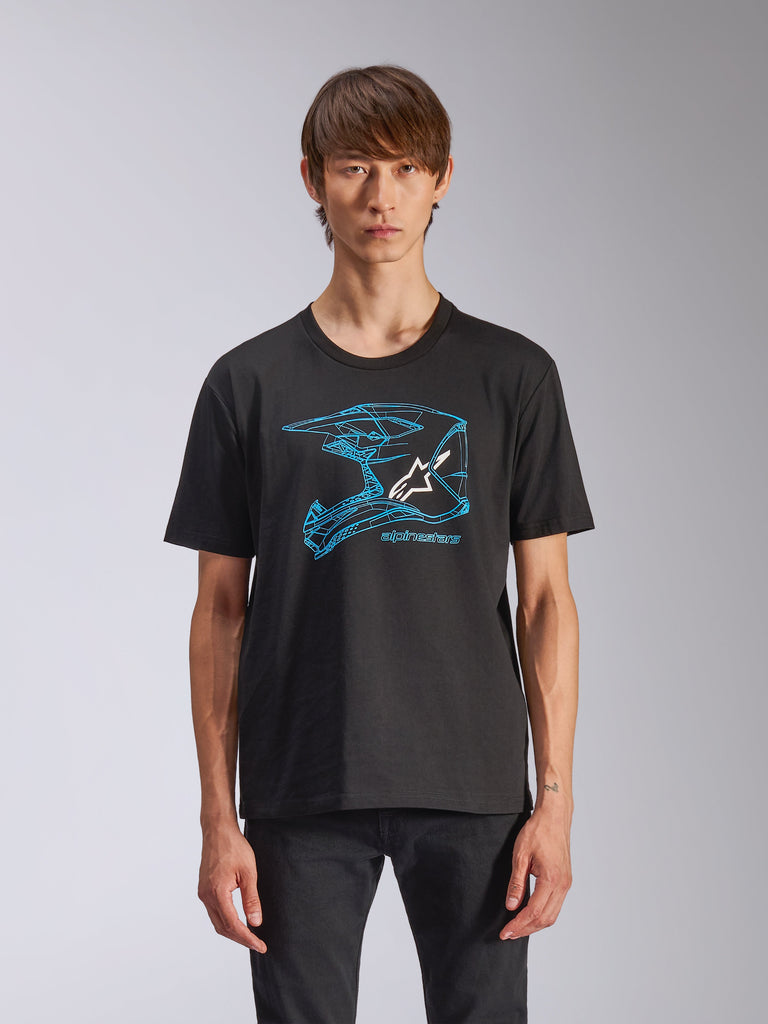 Alpinestars CSF Tee, t-shirt a maniche corte, nera, grafica blu del casco da motocross con logo Astars bianco, streetwear casual ispirato al motorsport indossata da un modello