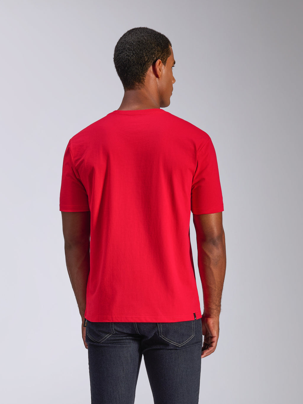Alpinestars CSF Tee, t-shirt a maniche corte, rosso, vista posteriore, indossata con jeans scuri, casual motorsport streetwear
