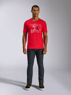 Alpinestars MX Helmet CSF Tee, t-shirt a maniche corte, rosso, grafica bianca con casco MX, abbigliamento sportivo casual da motorsport, indossata con jeans scuri e sneakers