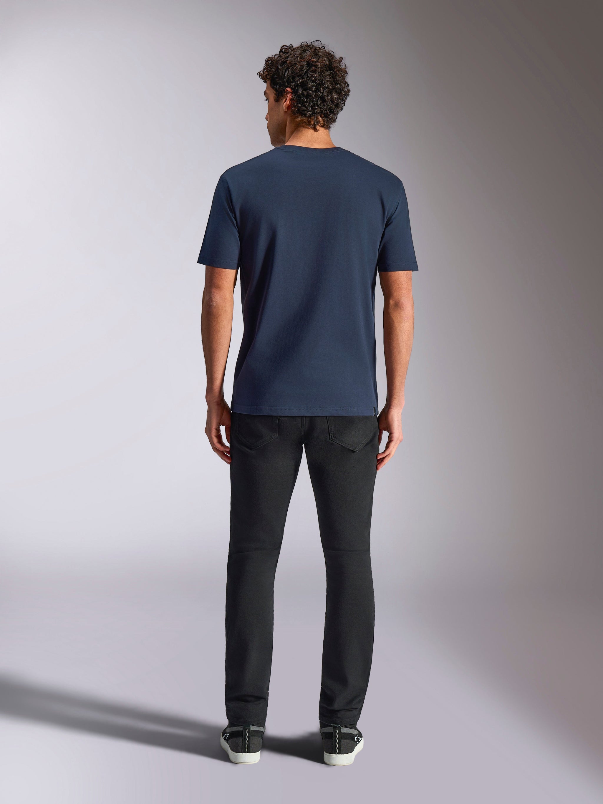 Alpinestars MX Helmet CSF Tee, t-shirt a maniche corte, blu navy, vista posteriore sul modello, abbinata a pantaloni neri, streetwear casual ispirato al motorsport