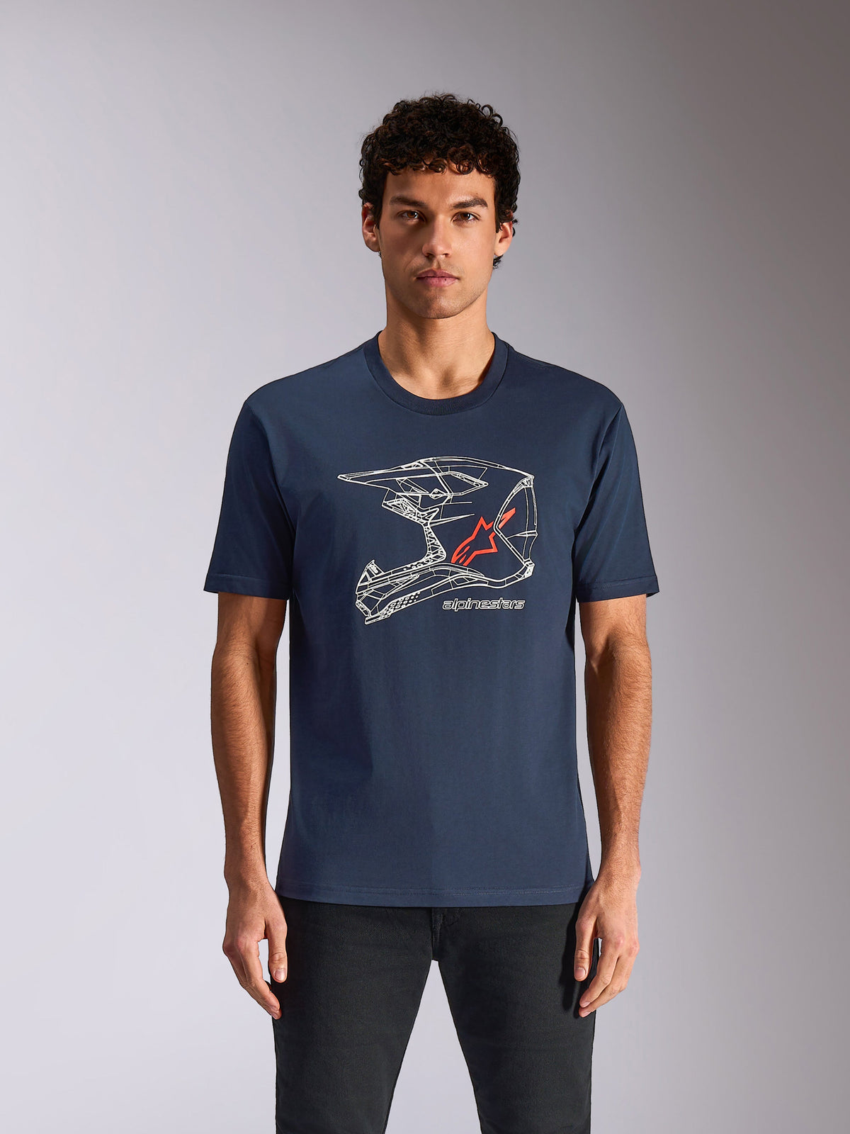 Alpinestars MX Helmet CSF Tee, t-shirt a maniche corte, blu navy, con grafica di un casco da motocross wireframe bianco e logo con stella rossa, streetwear casual ispirato al motorsport