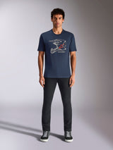 Alpinestars MX Helmet CSF Tee, t-shirt a maniche corte, blu navy, con grafica bianca di un casco da motocross e logo a stella rosso, indossata da un modello con pantaloni neri e sneakers, streetwear casual ispirato al motorsport