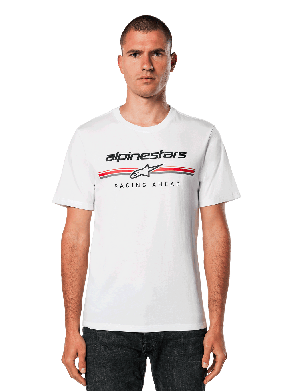 Alpinestars Betteryet CSF Tee, t-shirt bianca a maniche corte con logo Alpinestars nero e strisce rosse e grigie con grafica "Racing Ahead", indossata da un uomo con jeans scuri, abbigliamento casual motorsport streetwear