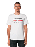 Alpinestars Betteryet CSF Tee, t-shirt bianca a maniche corte con logo Alpinestars nero e strisce rosse e grigie con grafica "Racing Ahead", indossata da un uomo con jeans scuri, abbigliamento casual motorsport streetwear