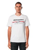 Alpinestars Betteryet CSF Tee, t-shirt bianca a maniche corte con logo Alpinestars nero e strisce rosse e grigie con grafica "Racing Ahead", indossata da un uomo con jeans scuri, abbigliamento casual motorsport streetwear
