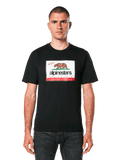 Alpinestars Cali 2.0 CSF Tee, t-shirt a maniche corte, nera, con grafica frontale Cali 2.0 con un orso bruno e marchio Alpinestars California, streetwear casual da motorsport