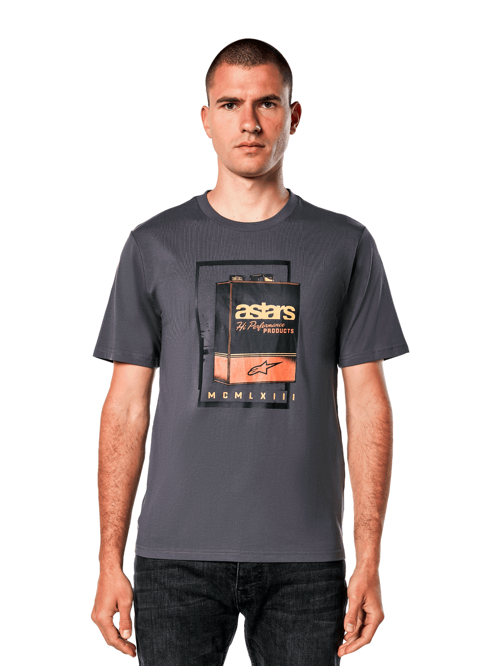 Alpinestars Galun CSF Tee, t-shirt a maniche corte grigio antracite, con grafica di una tanica di gas vintage e branding astars arancione e bianco, streetwear casual ispirato al motorsport