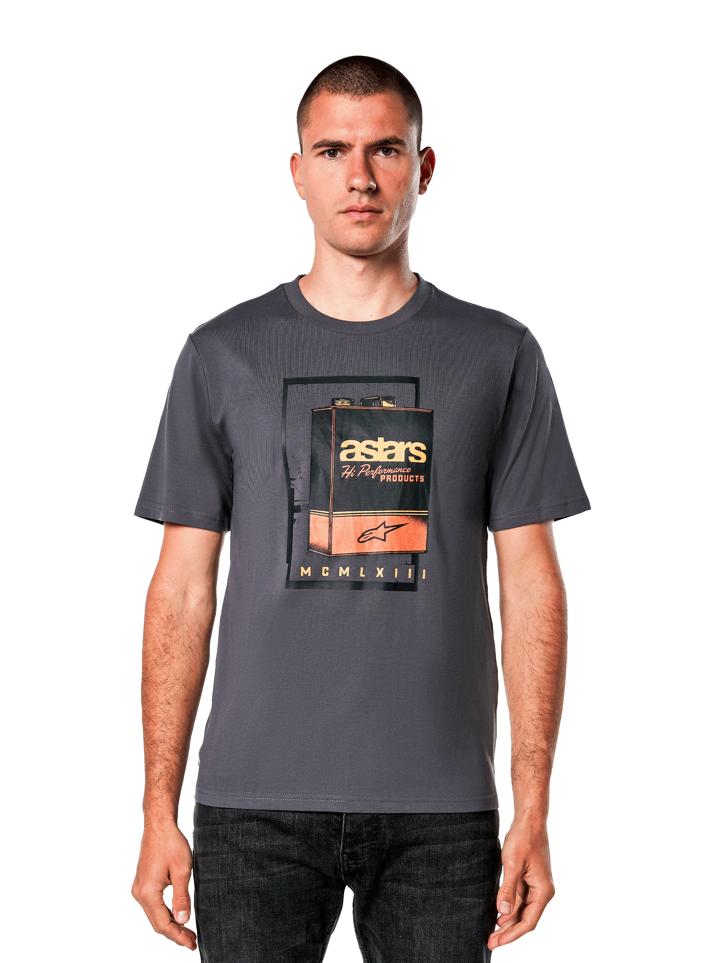 Alpinestars Galun CSF Tee, t-shirt a maniche corte grigio antracite, con grafica di una tanica di gas vintage e branding astars arancione e bianco, streetwear casual ispirato al motorsport