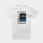 Alpinestars Galun CSF Tee, t-shirt a maniche corte, bianca, con grafica centrale di una lattina di gas vintage, testo 'astars Hi Performance Products' e numeri romani, abbigliamento sportivo casual motorsport