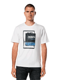 Alpinestars Galun CSF Tee, maglietta bianca a maniche corte, grafica vintage di una tanica di benzina blu e nera con logo Astars e numeri romani MCMLXIII, streetwear casual motorsport